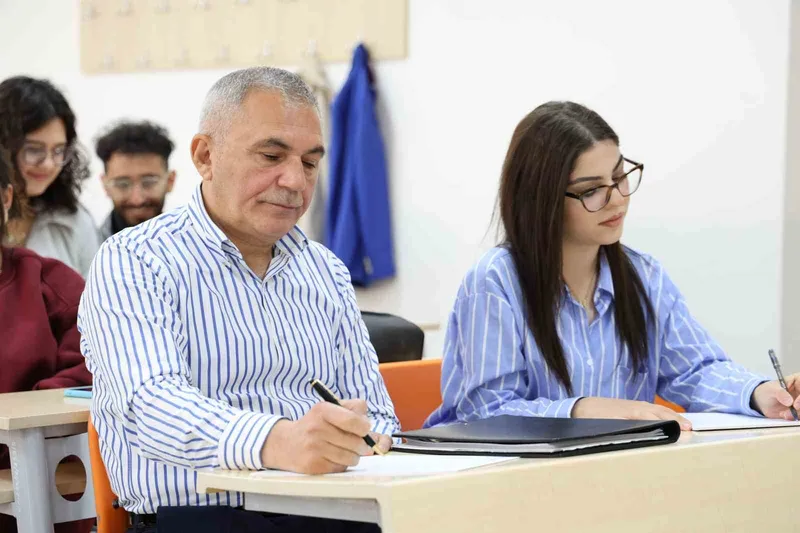 58 Yaşındaki Dede ile 18 Yaşındaki Torunu Aynı Üniversitede