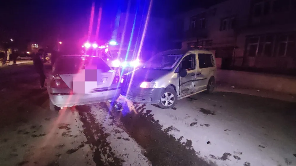 Aksaray’da Kavşakta Kaza: Otomobil ile Kamyonet Çarpıştı, 2 Kişi Yaralandı