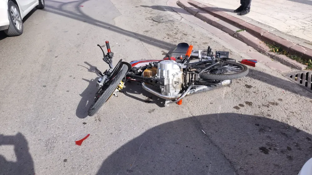 Aksaray’da Otomobil ile Motosiklet Çarpıştı: 1 Kişi Yaralandı