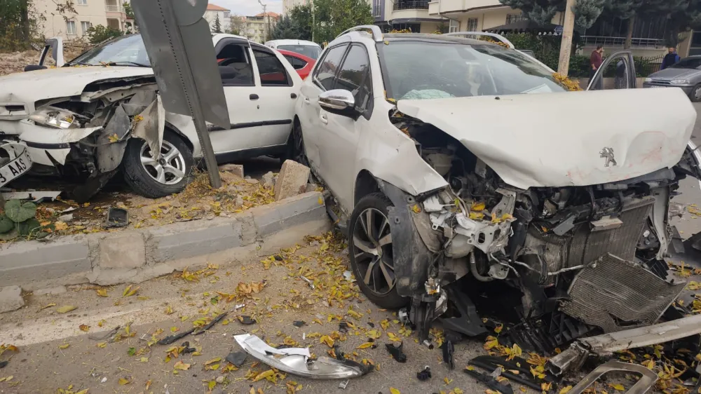 Selçuklu Bulvarı’nda Zincirleme Kaza: 3 Araç Çarpıştı, Yaralanan Olmadı
