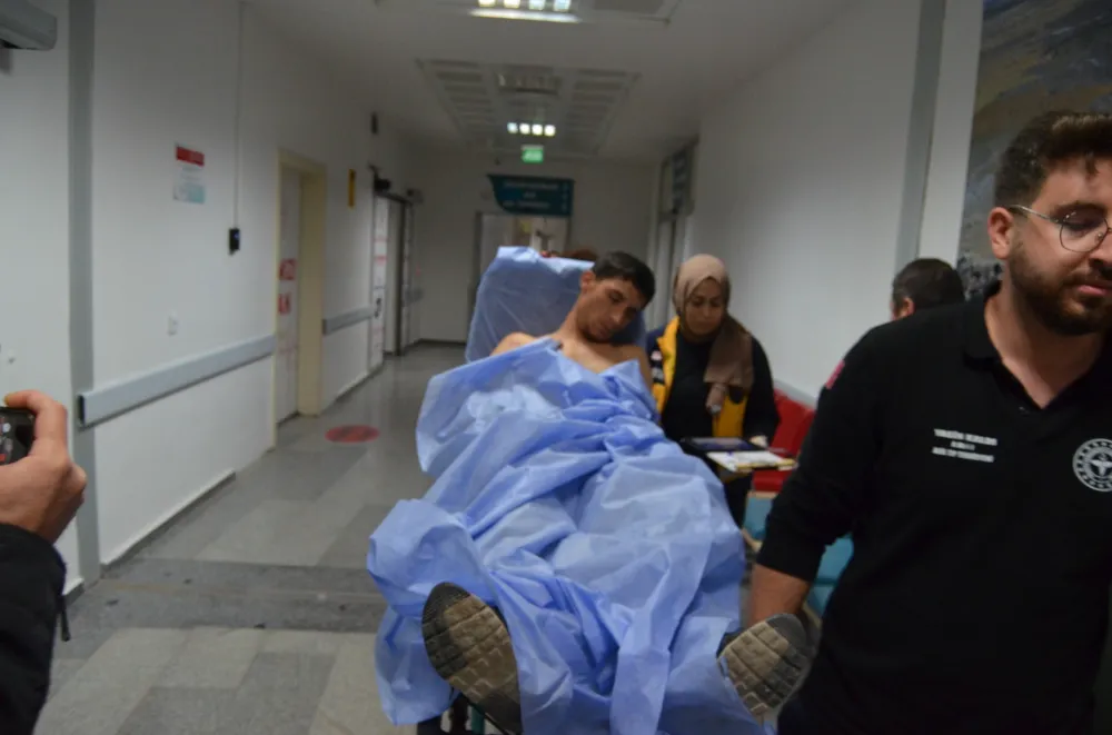 Aksaray’da Sırtından Bıçaklanan Genç Hastaneye Kaldırıldı