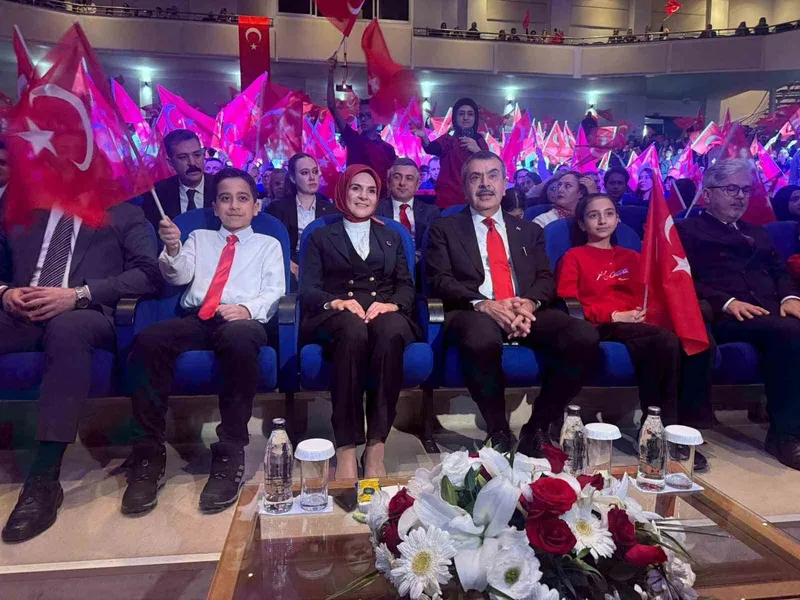 Bakanlar Tekin ve Göktaş Öğrencilerin Cumhuriyet Gösterisini İzledi