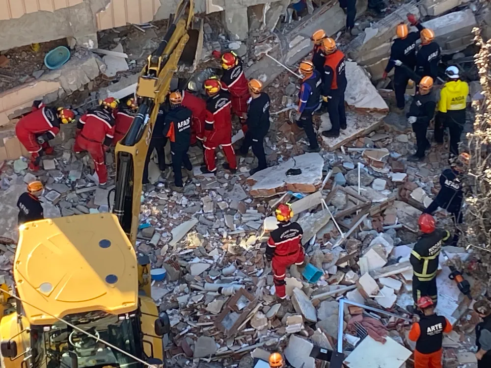 Kocaeli Gebze’de 6 Katlı Bina Çöktü: Enkaz Altında 5 Kişilik Aile, 9 Bina Tahliye Edildi