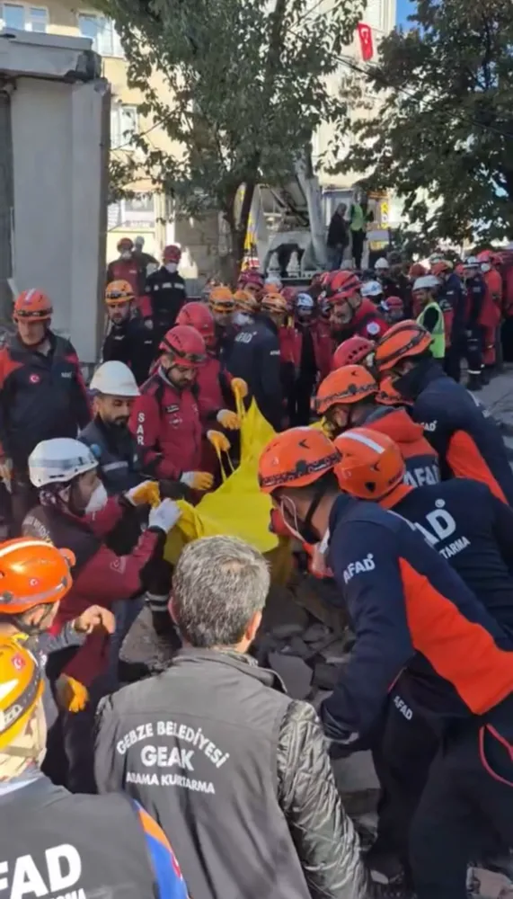 Gebze’de Çöken Binanın Enkazından 2 Kişinin Cansız Bedeni Çıkarıldı