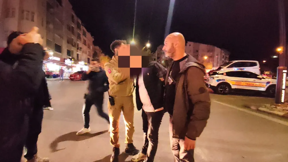 Aksaray Atatürk Bulvarı’nda Maddi Hasarlı Kaza: Araç Üzerine Tartışma Çıktı