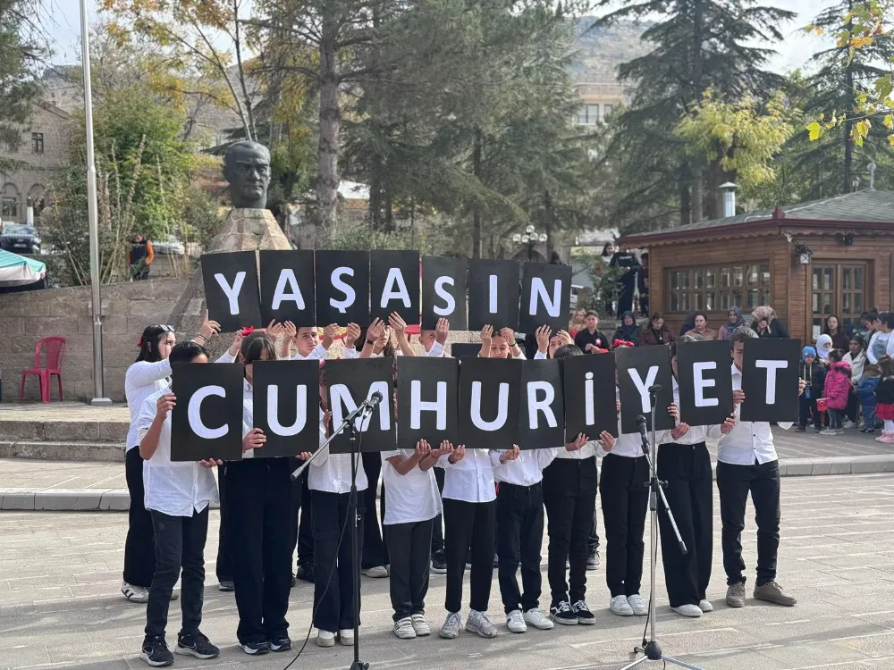 Güzelyurt’ta 29 Ekim Cumhuriyet Bayramı Çarşı Meydanında Kutlandı