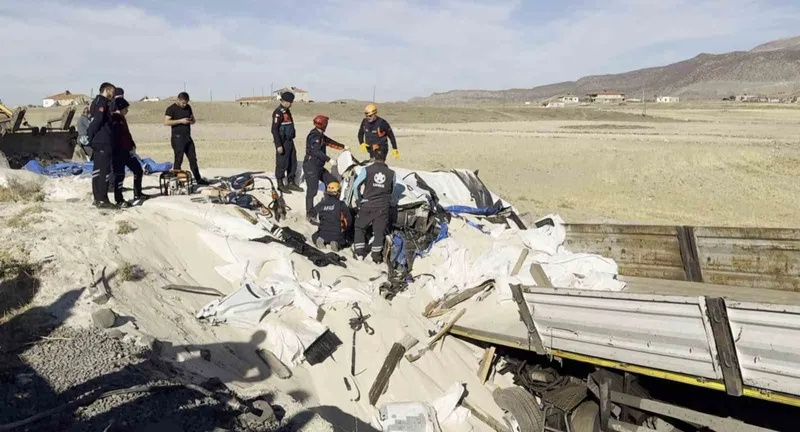 Tır Şarampole Düştü, Sürücü Kum Altında Can Verdi