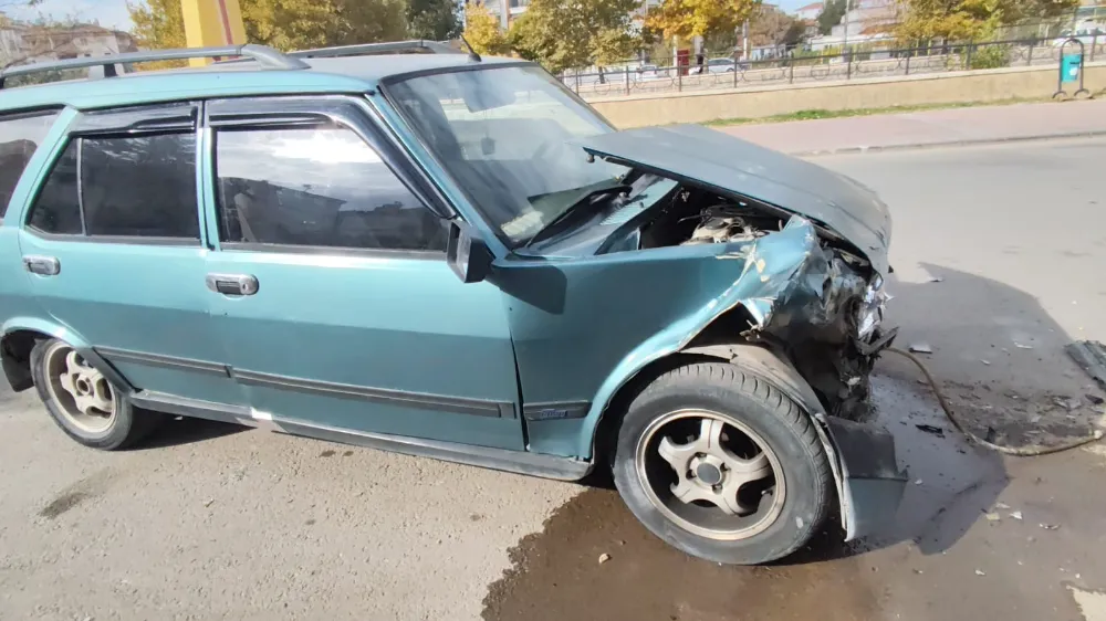 Aksaray’da Kaldırıma Çarpan Otomobil Ev Duvarına Vurdu: 1 Yaralı
