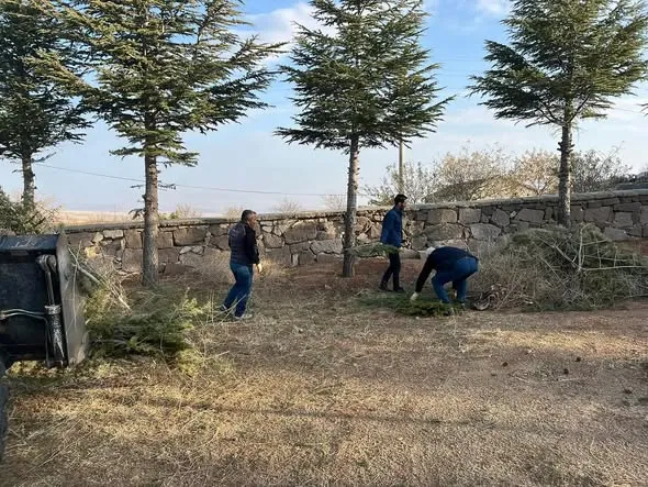 Ağaçören Belediyesi Hafta Sonu da Mezarlık Temizliğini Sürdürüyor
