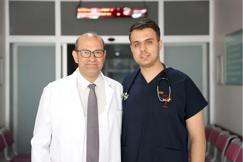 Çocukluğunu Geçirdiği Hastanede Babasıyla Doktor Olarak Çalışıyor