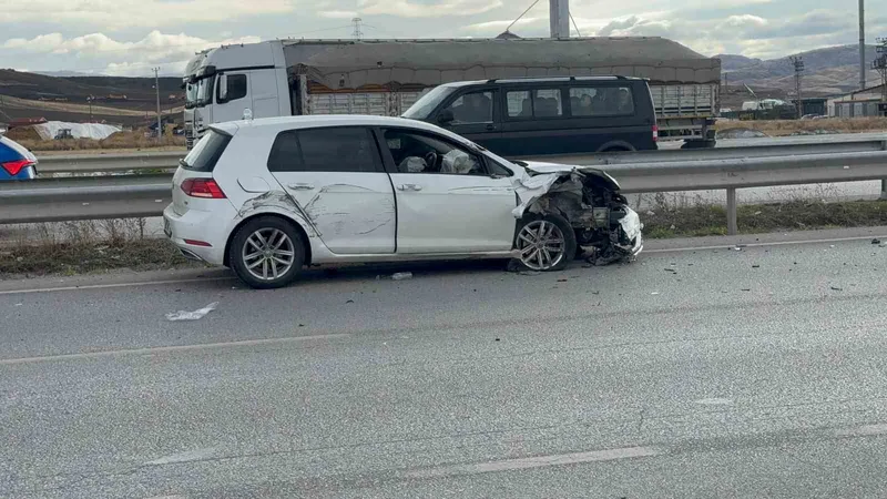 Tırın Otomobili Sıkıştırdığı Kaza Kameralara Yansıdı