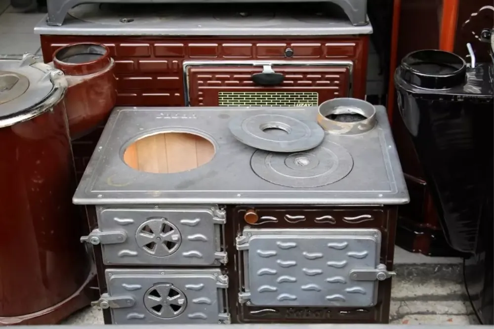 AKSARAY’DA KIŞA HAZIRLIK TAMAM: SOBALAR KURULDU, BACALAR TÜTMEYE BAŞLADI