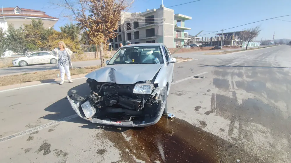 Çiftlik Mahallesi’nde Korkutan Kaza: İki Otomobil Çarpıştı, 1 Kişi Yaralandı