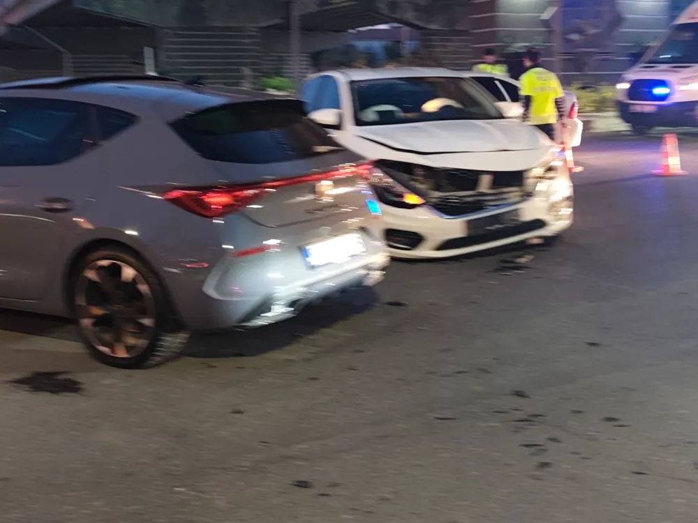 Kavşakta Feci Kaza: İki Otomobil Çarpıştı, 1 Kişi Yaralandı