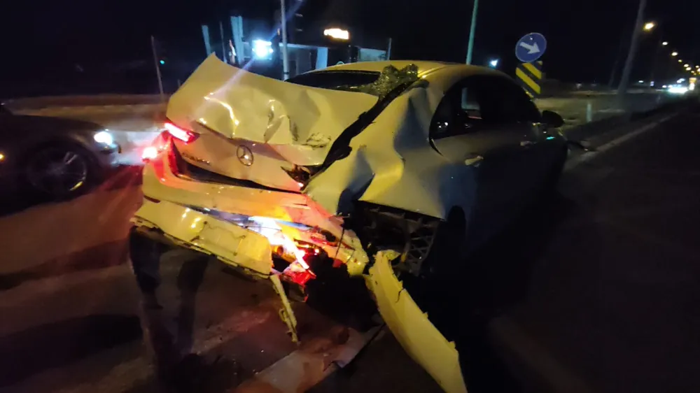 E90 Karayolu’nda Zincirleme Tehlike: Tır Otomobile Çarptı, Kaçtı