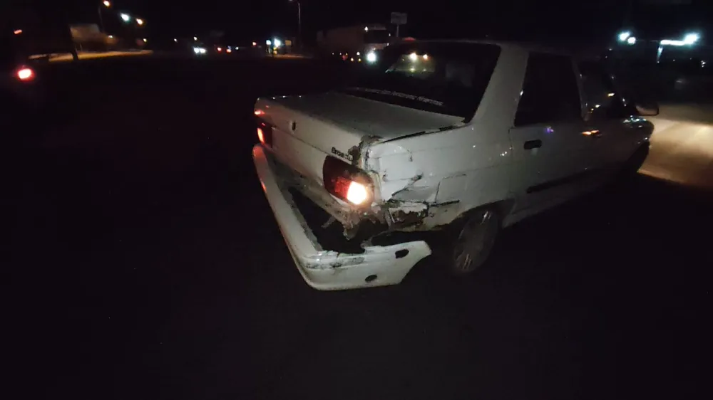 E90 Karayolu’nda Gece Yarısı Kaza: Otomobil ile Tır Çarpıştı, 3 Yaralı