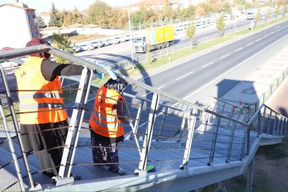Aksaray’da Üst Geçitlerde Titiz Temizlik ve Bakım Çalışması