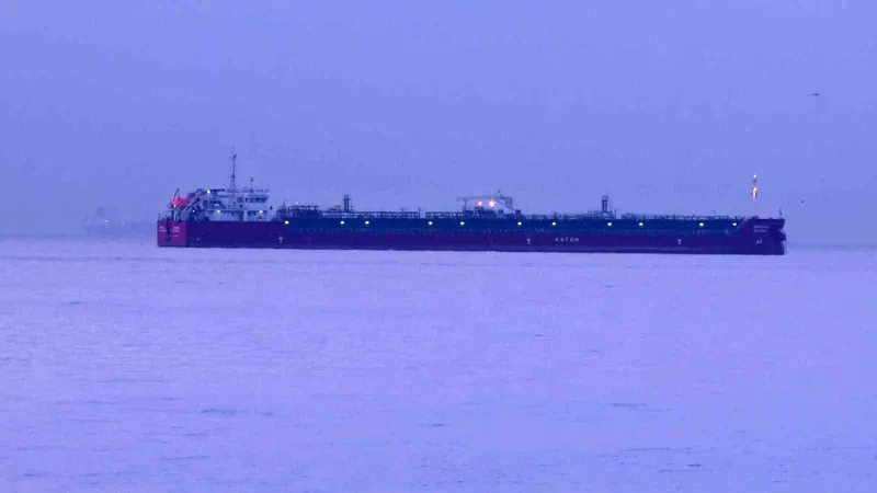 Zehirlenme Yaşanan Tanker Günün İlk Işıklarıyla Görüntülendi