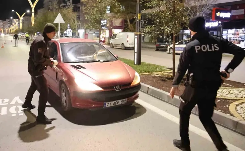 15 Yaşındaki Sürücü Polisten Kaçmaya Çalışırken Yakalandı