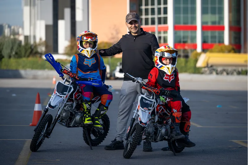 Motosiklet tutkusunu çocuklarına aşılayan baba, pazar yerine kurduğu pistte eğitim veriyor