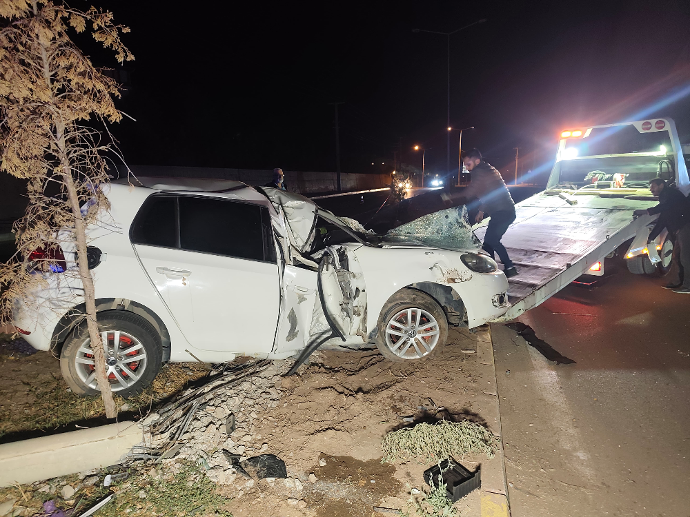 Aksaray’da Feci Kaza: Otomobil Beton Direğe Çarptı, 2 Yaralı