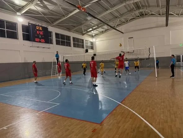 Aksaray’da Öğretmenler Arası Voleybol Turnuvası Coşkuyla Sürüyor
