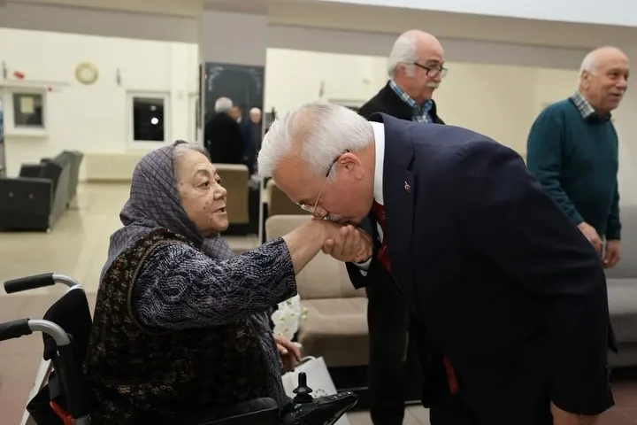 Aksaray Huzurevinde Öğretmenler Günü Coşkusu: Gönüllere Dokunan Ziyaret