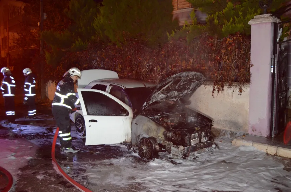 Aksaray’da Park Halindeki Otomobilde Korkutan Yangın