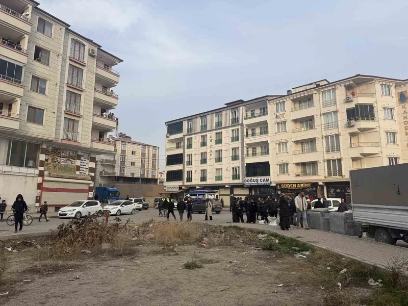 Husumetli iki aile sokak ortasında silahlı kavgaya tutuştu