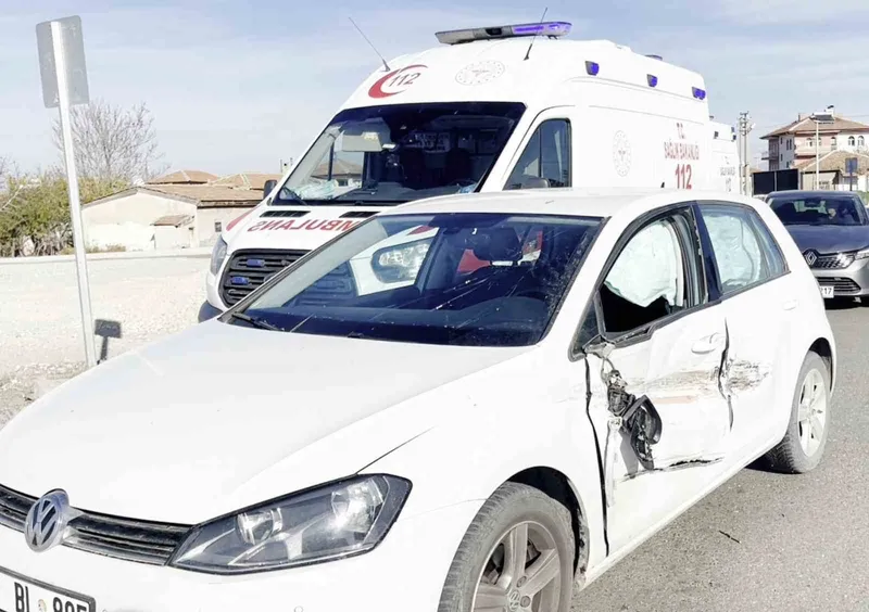 Kontrolden çıkan otomobil karşı şeride geçip araca çarptı: 1 yaralı