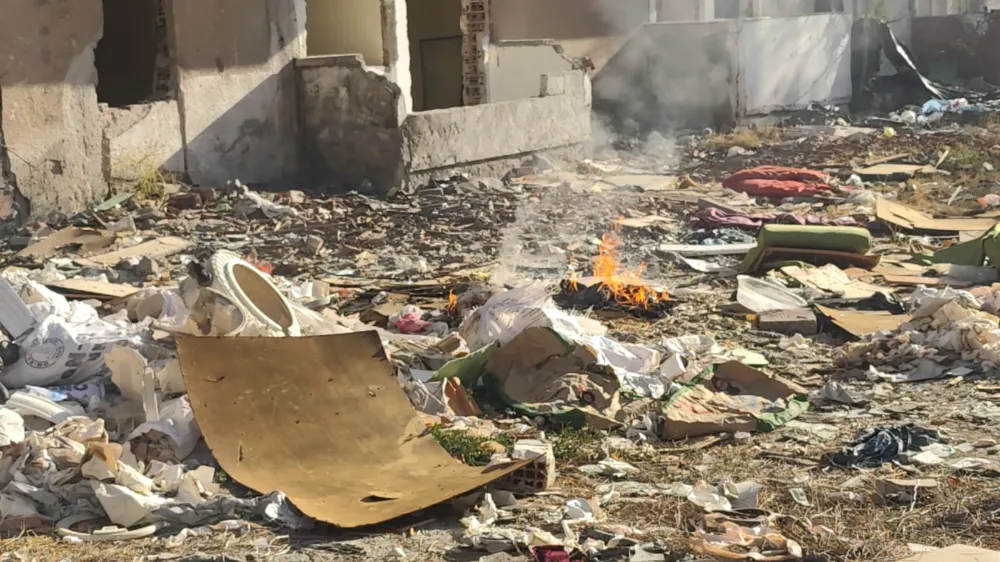 Aksaray’da Metruk Binada Yangın Paniği: Mahalleli Yetkililerden Önlem Bekliyor