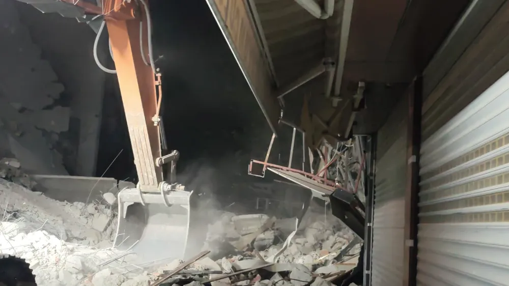 Aksaray’da Kontrollü Yıkımda Molozlar İş Yerlerine Zarar Verdi