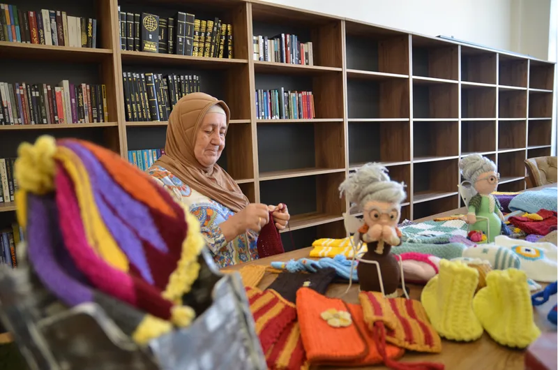 75 Yaşındaki Hatice Urgancı Örgü Ürünlerinin Gelirini Huzurevine Bağışlıyor