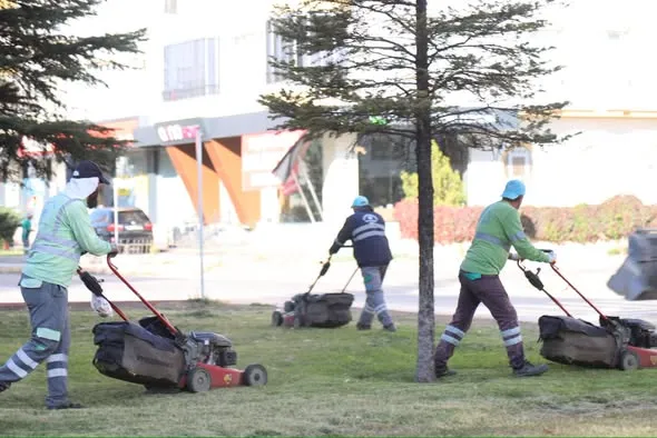 Cumhuriyet Bulvarı Yeşil Dokusuyla Göz Kamaştırıyor