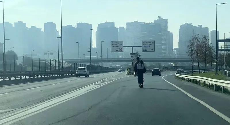 Otoyolda Scooter ile Tehlike Saçan Yolculuk