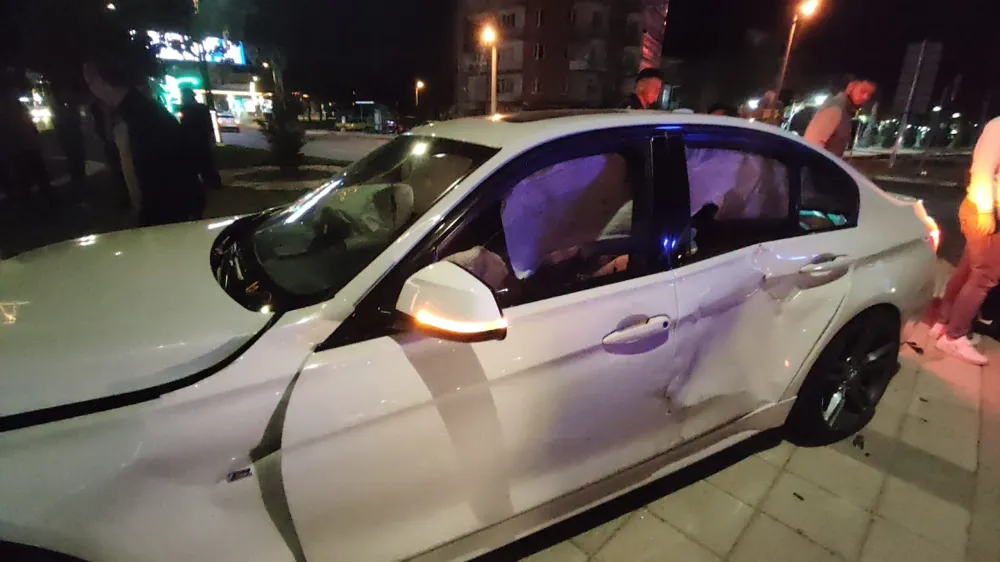 Aksaray’da Kavşakta Feci Kaza: İki Otomobil Çarpıştı, 2 Yaralı