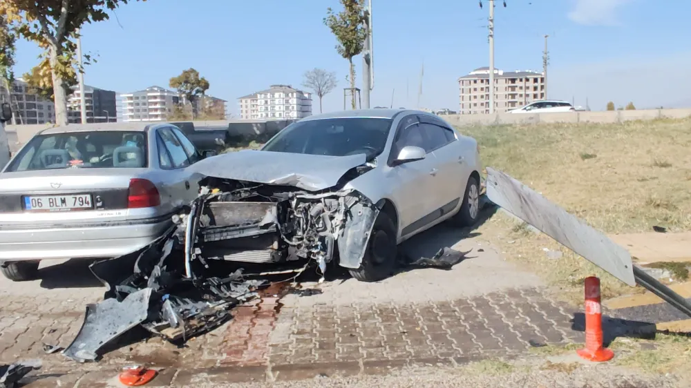Aksaray’da Yaya Geçidinde Kaza: Araç Savruldu, 2 Kişi Yaralandı
