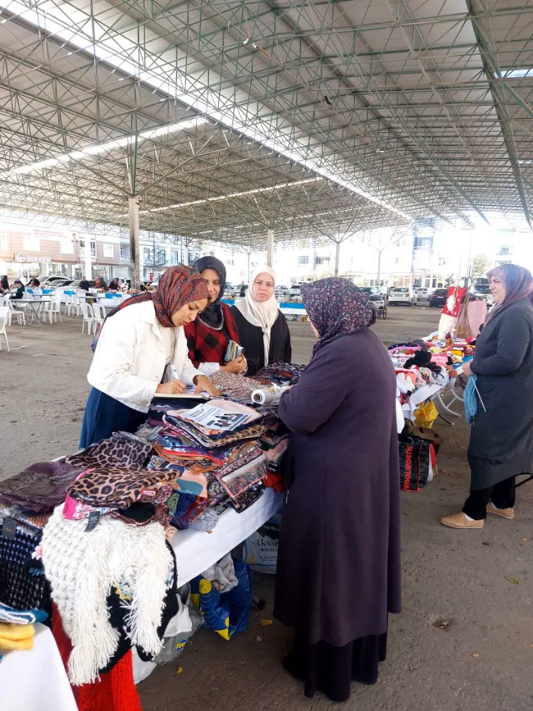 AK Parti Aksaray Kadın Kolları’ndan Hanımeli Pazarı’na Destek Ziyareti