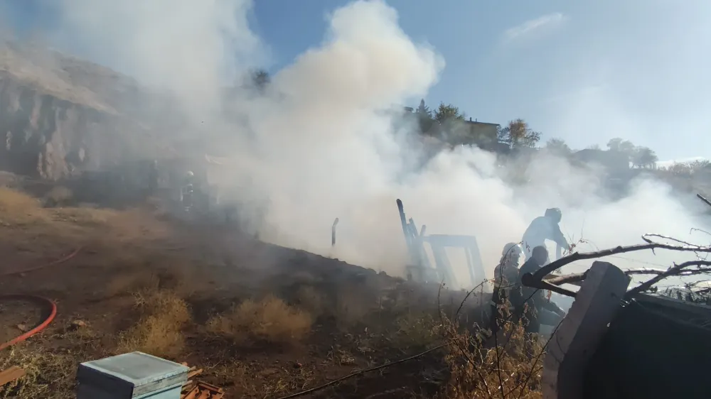 Aksaray’da Ev Önündeki Odunlar Alev Aldı, Korkutan Yangın Çıktı