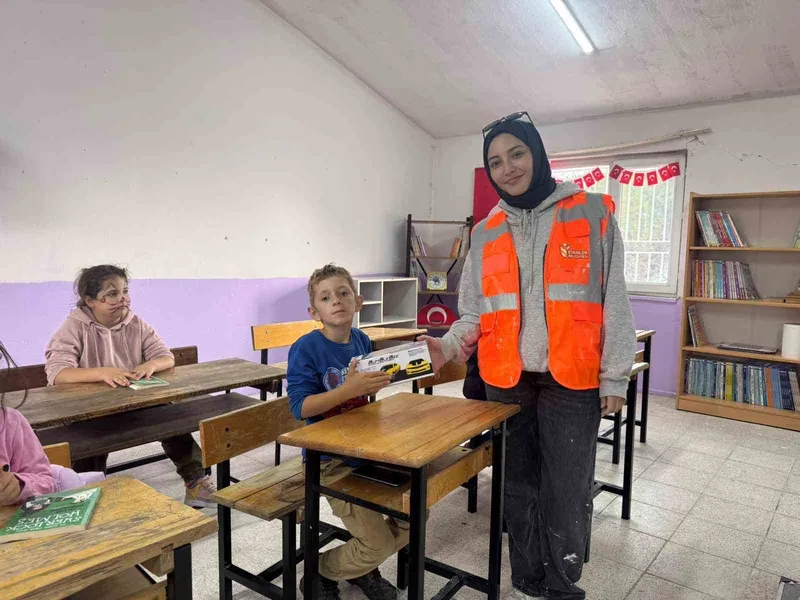 YTÜ Öğrencileri 6 Kişilik Köy Okulunu Yeniledi