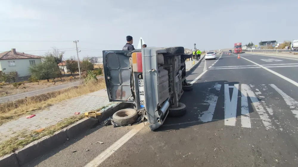 Aksaray-Ankara Yolunda Tır ile Otomobil Çarpıştı: 3 Kişi Yaralandı