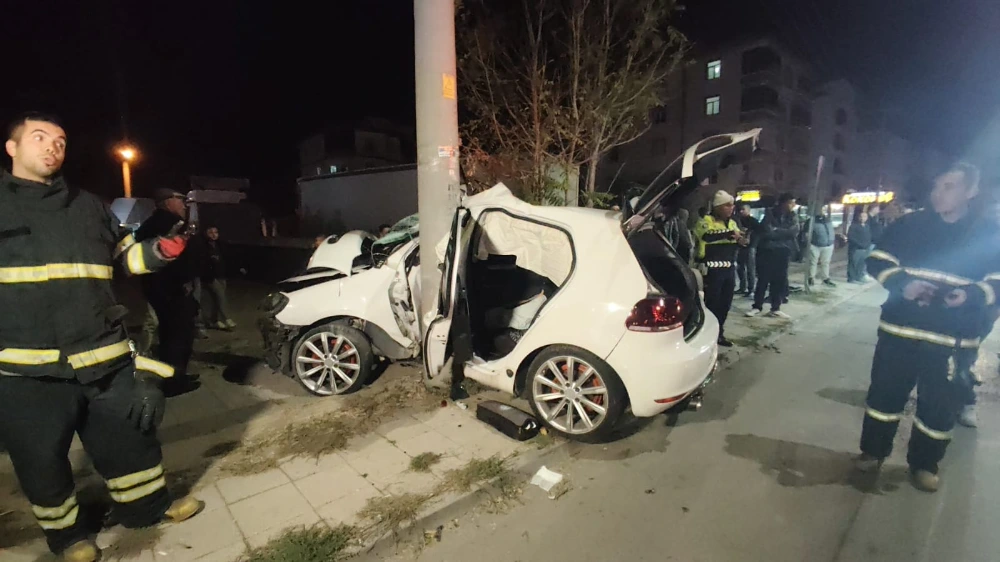 Aksaray’da Feci Kaza: Direğe Çarpan Otomobilde 2 Kişi Yaralandı