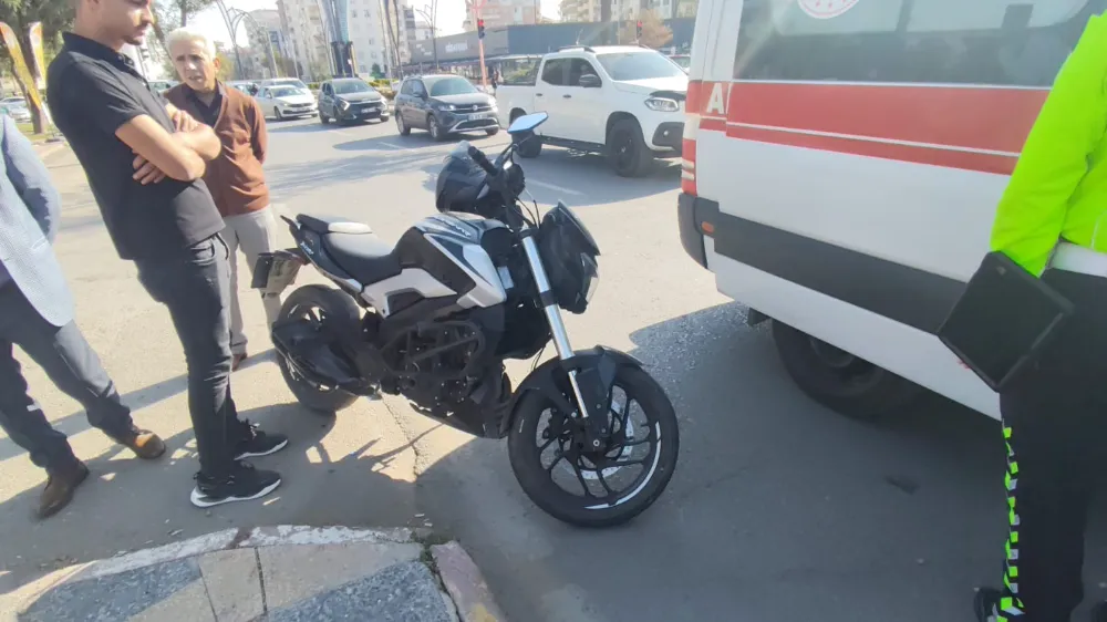 Aksaray’da Motosiklet ile Bisiklet Çarpıştı: 2 Kişi Yaralandı