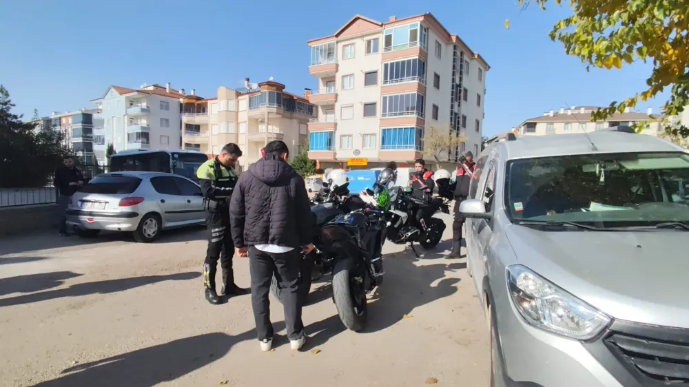 Plakasız Motosiklet Sürücüsü ‘Dur’ İhtarına Uymadı: Yakalandıktan Sonra Ehliyeti İptal Edildi