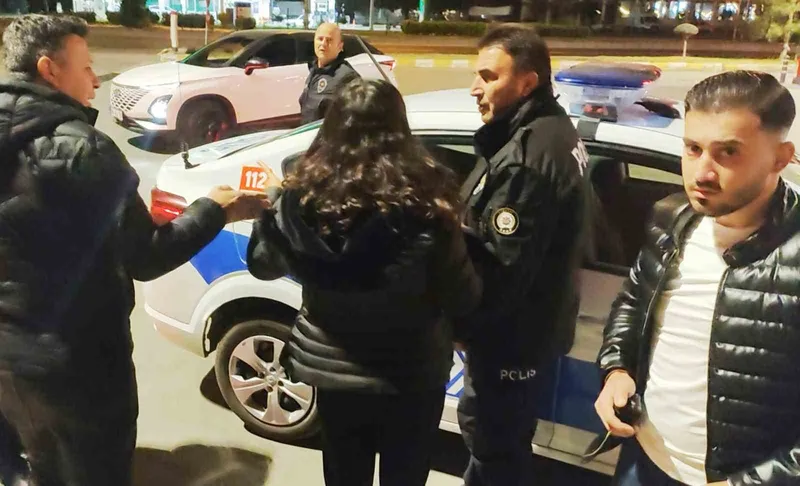 Avukat Kızını Taksi Durağına Kilitleyen Aile