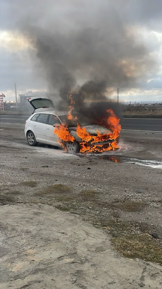 Aksaray’da Seyir Halindeki Otomobil Alev Aldı: Araç Kısa Sürede Küle Döndü