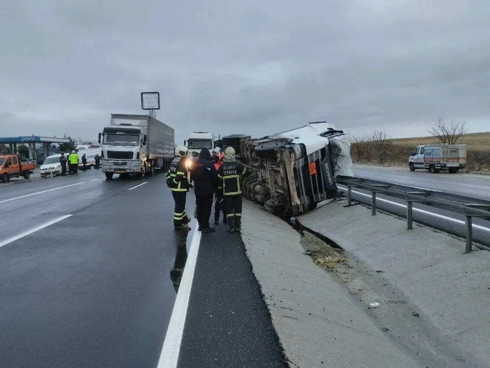 Aksaray’da Feci Kaza: Tır Devrildi, Sürücü Ağır Yaralandı
