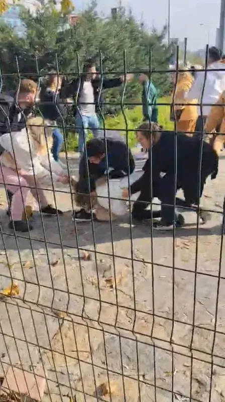 Kartal Adliyesi önünde aileler arasında yumruklaşma: Kadın saçlarından sürüklendi