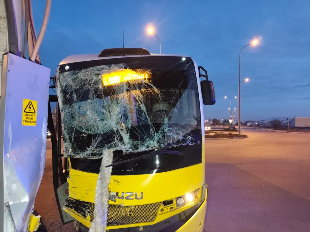Aksaray’da Tır ile Halk Otobüsü Çarpıştı: 2 Sürücü Yaralandı