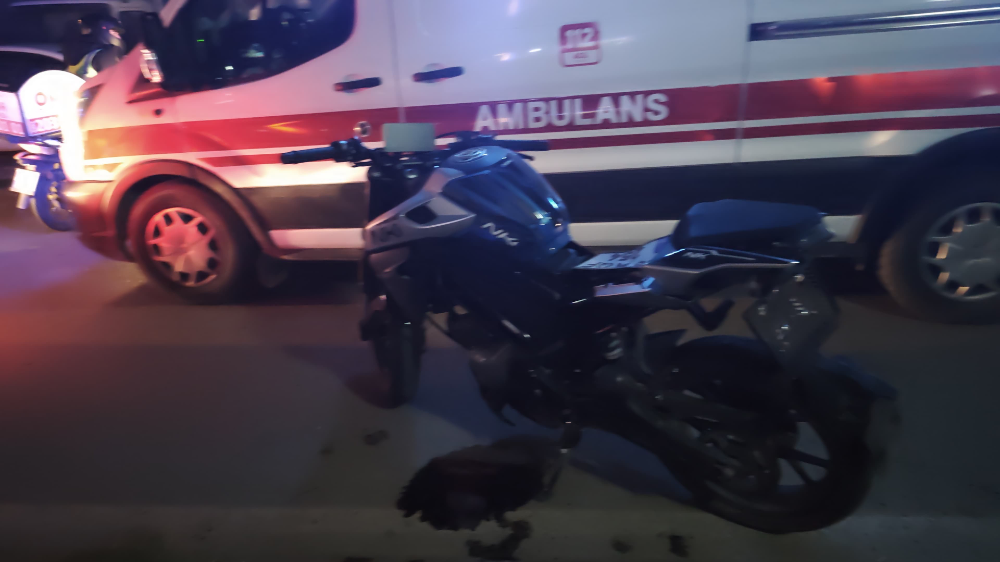 Pamucak Caddesi’nde Otomobil ile Motosiklet Çarpıştı: 2 Kişi Yaralandı